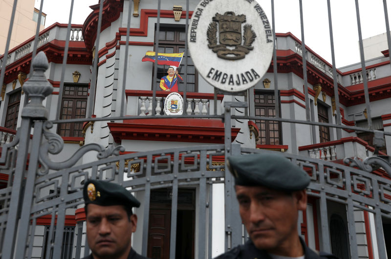 © Reuters. Agentes de la policía peruana hacen guardia frente a la embajada de Venezuela en Lima