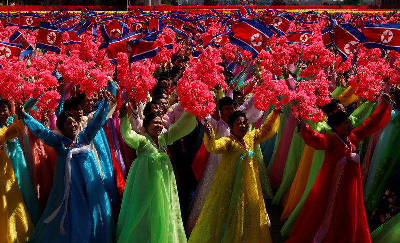 © Reuters. Corea del Norte celebra desfile militar sin misiles