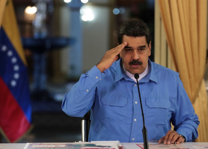 © Reuters. El presidente de Venezuela, Nicolás Maduro, habla durante un encuentro con ministros en el Palacio de Miraflores en Caracas, Venezuela.
