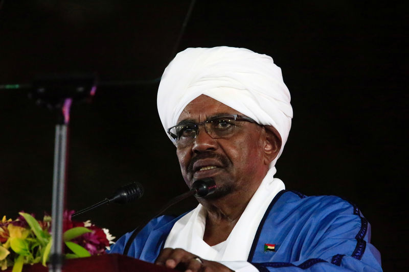 © Reuters. وكالة: الرئيس السوداني يقرر حل الحكومة