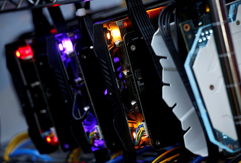 © Reuters. FILE PHOTO - High-end graphic cards are installed in a cryptocurrency mining computer at a computer mall in Hong Kong