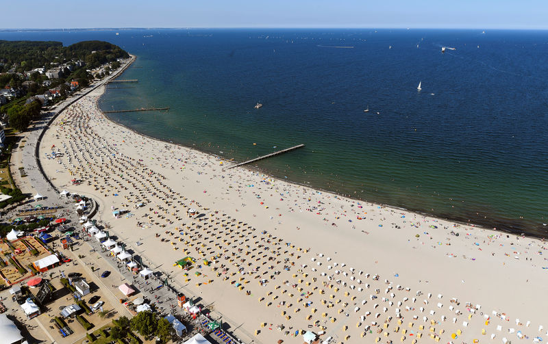 © Reuters. People enjoy bathing at the beach at Travemuende Strand at the Baltic Sea