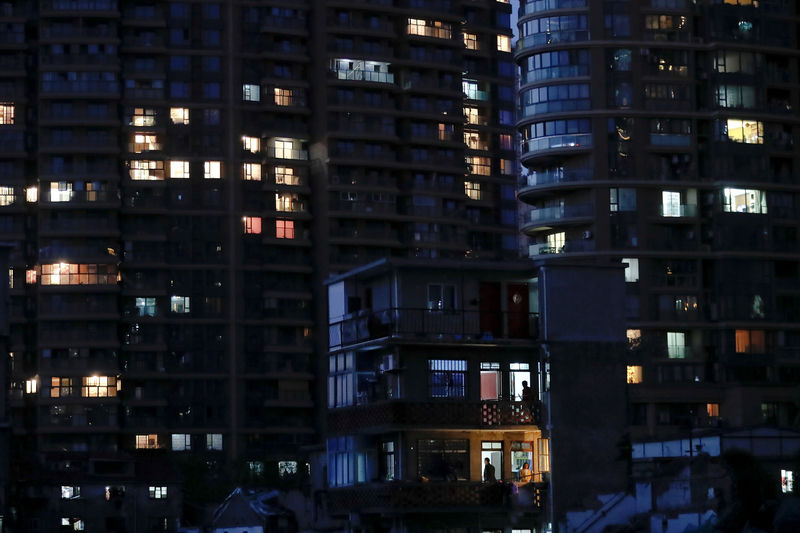 © Reuters. An old house is seen in front of new apartment buildings in Guangfuli neighbourhood, in Shanghai