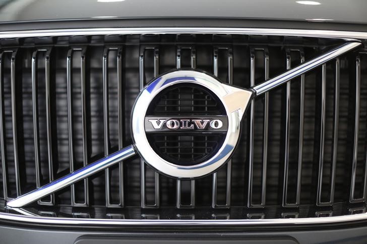 © Reuters. The logo of Volvo is seen on the front grill of a Volvo XC90 SUV displayed at a Volvo showroom in Mexico City