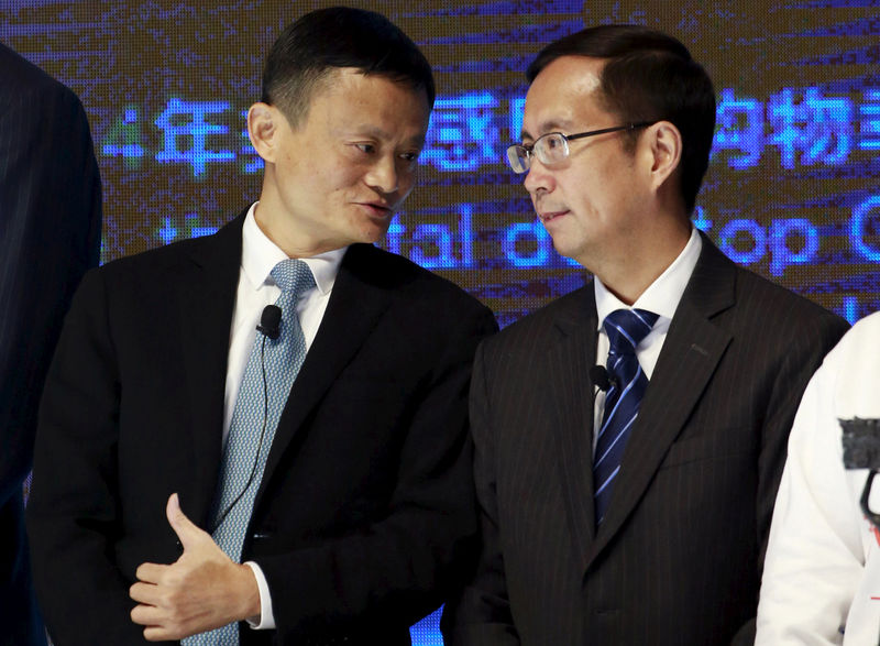 © Reuters. FILE PHOTO: Alibaba Founder and Chairman Jack Ma talks to CEO Daniel Zhang at NYSE Bell Ringing ceremony during Alibaba Group's 11.11 Global shopping festival in Beijing