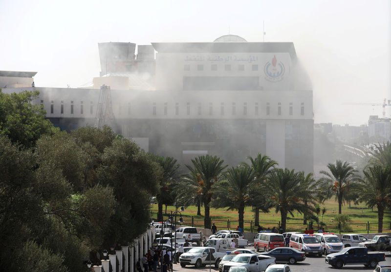 © Reuters. Hombres armados atacan la sede de la compañía petrolífera nacional libia