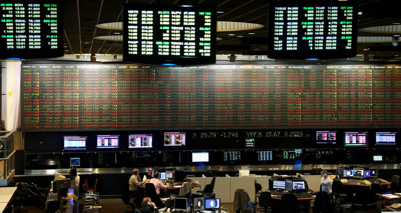 © Reuters. Traders a lavoro in una sala operativa
