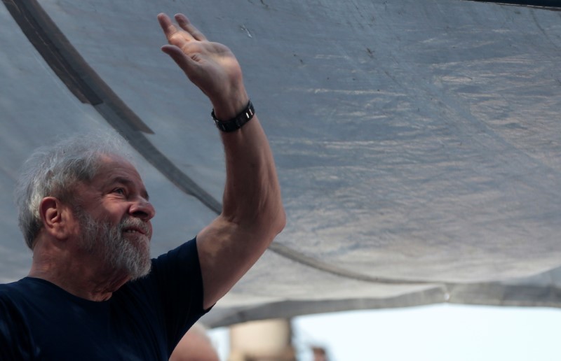 © Reuters. Ex-presidente Luiz Inácio Lula da Silva durante missa na sede do sindicato dos metalúrgicos em São Bernando do Campo