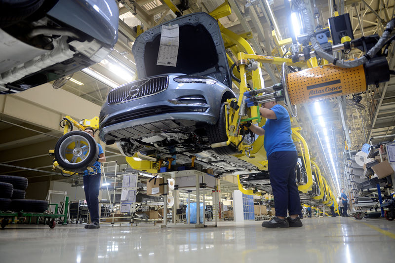 © Reuters. FILE PHOTO: Workers assemble a car at the Volvo Cars manufacturing plant in Daqing
