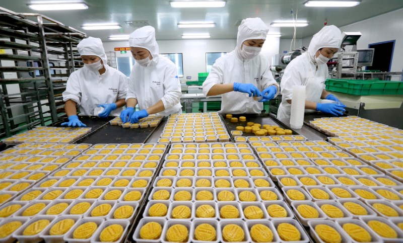 © Reuters. Funcionários trabalham em fábrica em Meishan, na China