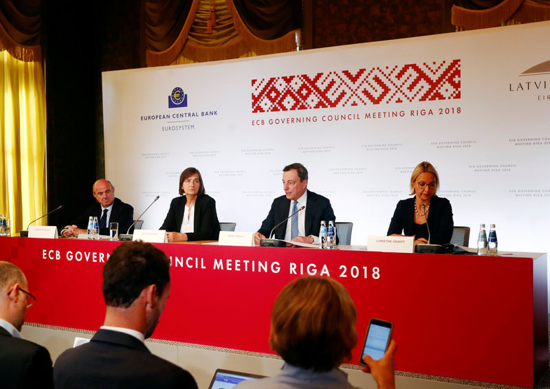 © Reuters. ECB Vice-President Luis de Guindos, representative of the Latvian Central bank Zoja Razmusa, ECB President Mario Draghi and ECB director general communications Christine Graeff attend a news conference