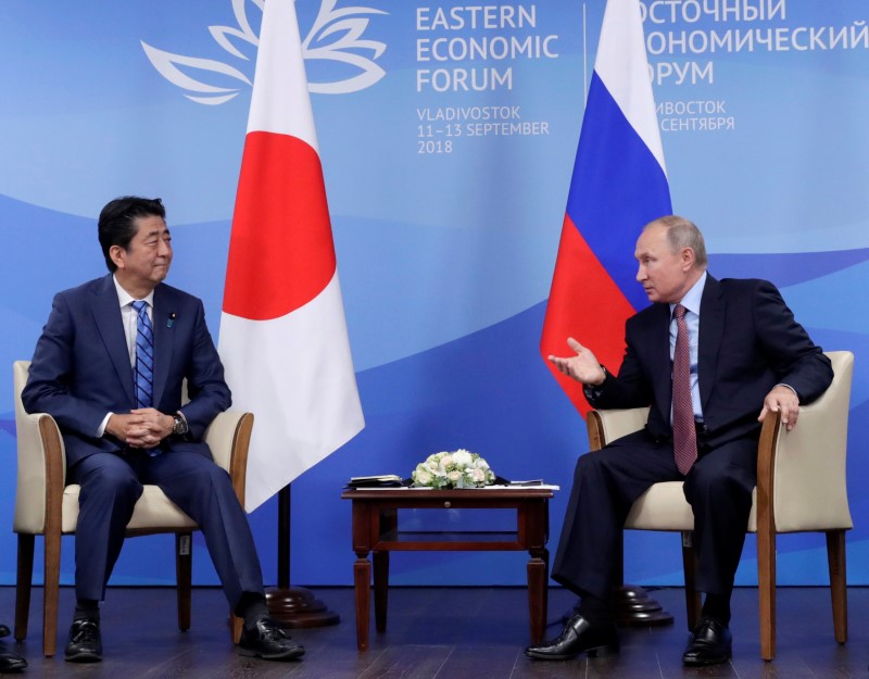 © Reuters. روسيا مستعدة لبحث الحلول فيما يتعلق بمعاهدة السلام مع اليابان