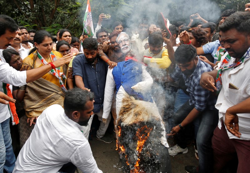 © Reuters. إغلاق طرق ومكاتب حكومية بالهند في احتجاجات على أسعار الوقود