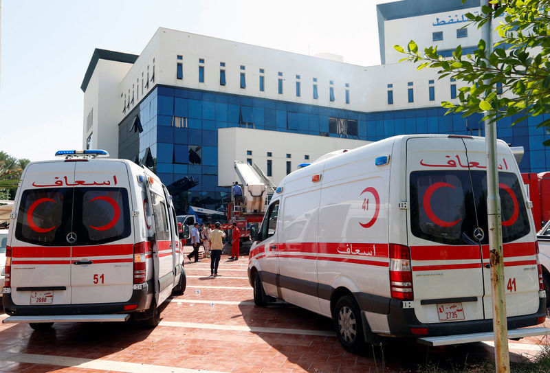 © Reuters. Ambulâncias do lado de fora da sede da National Oil Corporation em Trípoli