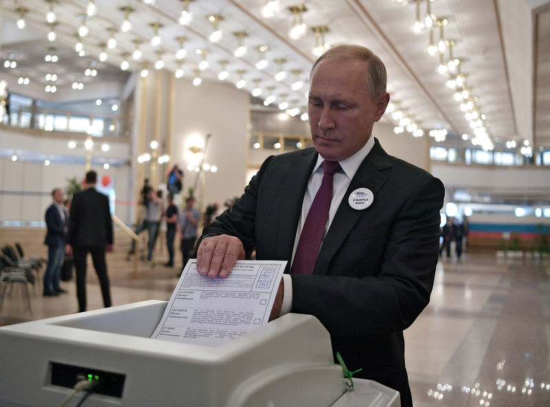 © Reuters. Presidente russo, Vladimir Putin, deposita seu voto em Moscou