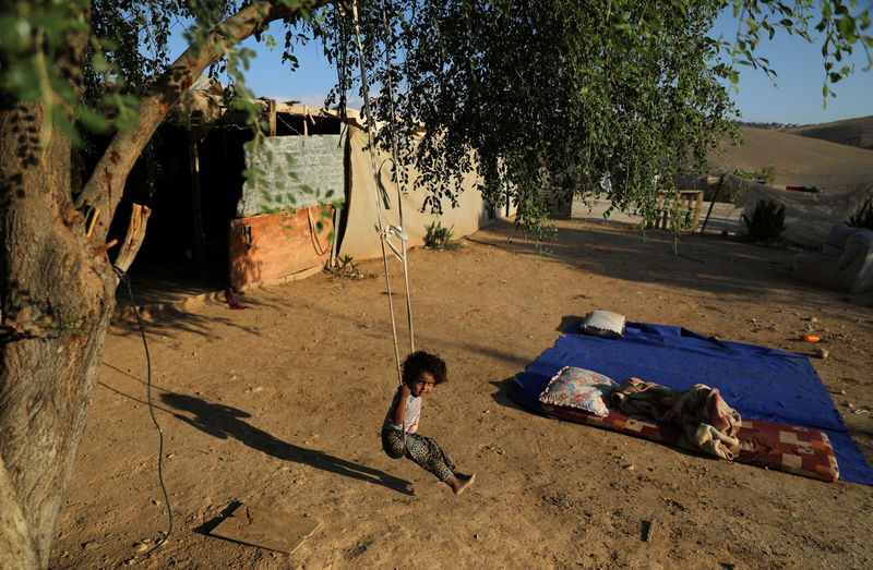 © Reuters. Una bambina nel villaggio beduino di Khan al-Ahmar