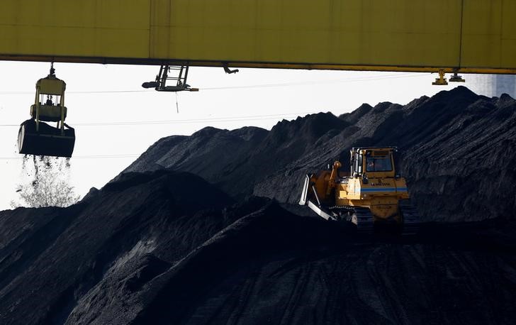 © Reuters. A bulldozer works on a heap of coal at the Zeran Heat Power Plant in Warsaw