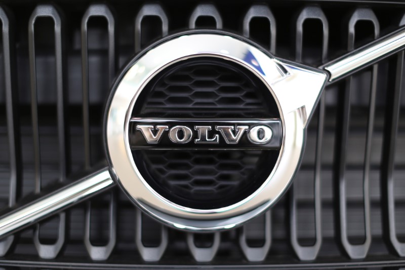 © Reuters. Logo da Volvo em carro na Cidade do México