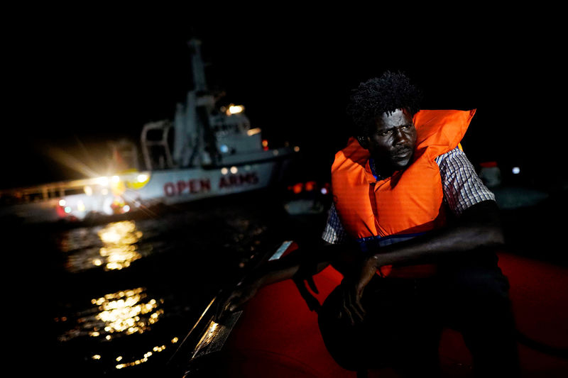 © Reuters. Imagen de archivo del inmigrante sudanés Ahmed, de 38 años, sentado en el bote de rescate de la ONG Proactiva Open Arms en el centro del mar Mediterráneo