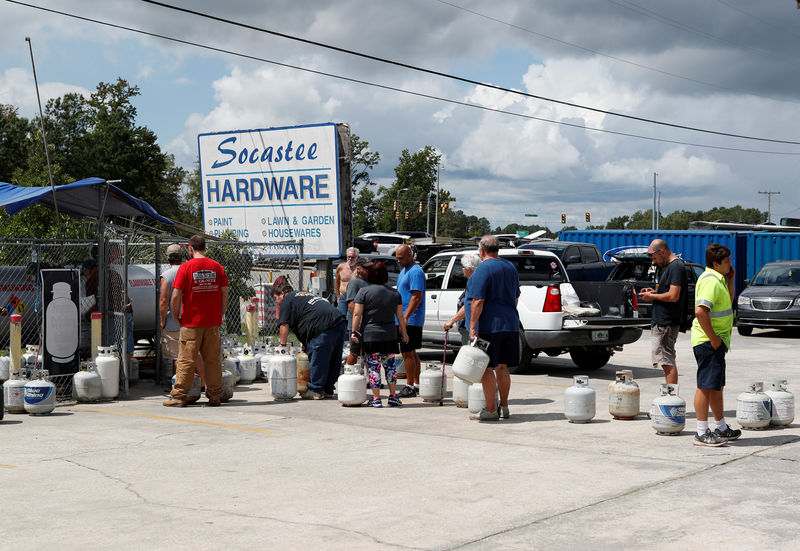 © Reuters. Clientes fazem fila na Carolina do Sul antes de chegado do furacão Florence