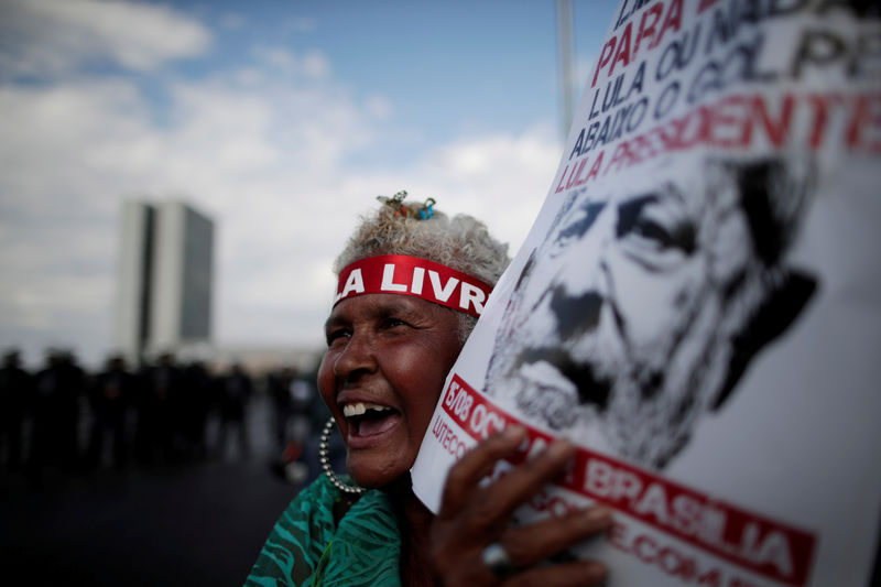 © Reuters. Simpatizante do ex-presidente Luiz Inácio Lula da Silva durante passeata em Brasília