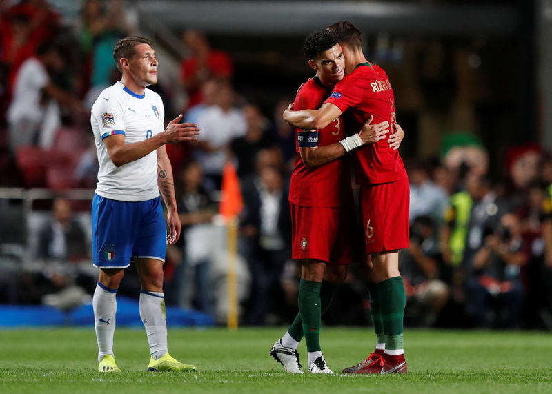 © Reuters. Pepe de Portugal celebra con Rúben Dias mientras Andrea Belotti de Italia reacciona después del partido