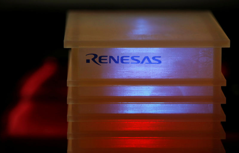 © Reuters. Renesas Electronics Corp's logo is seen on its product at the company's conference in Tokyo