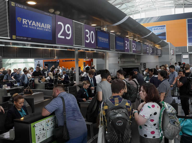 © Reuters. Passengers line up to Ryanair counters before the flight to Berlin at Boryspil International Airport outside Kiev