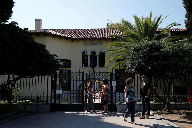 © Reuters. Visitantes salen del Museo Bizantino en Atenas