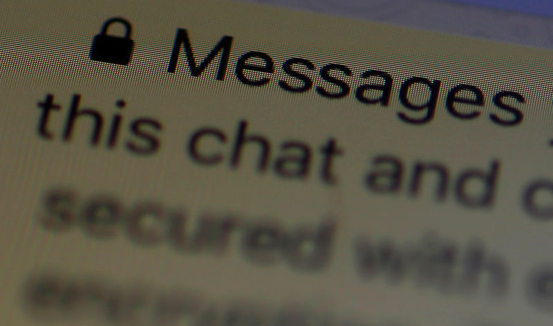 © Reuters. Un mensaje de encriptación aparece en la aplicación WhatsApp en un iPhone en Manchester