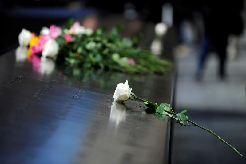 © Reuters. Imagen de archivo de unas rosas en el memorial y museo dedicado a las víctimas de los ataques del 11 de septiembre de 2001 en Nueva York tras la conmemoración del ataque con bomba ocurrido en 1993 en el mismo sitio