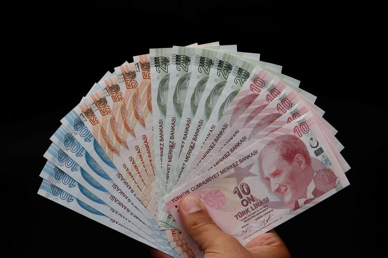 © Reuters. Turkish lira banknotes are seen in this picture illustration in Istanbul