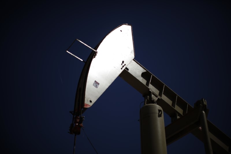 © Reuters. A pumpjack brings oil to the surface  in the Monterey Shale