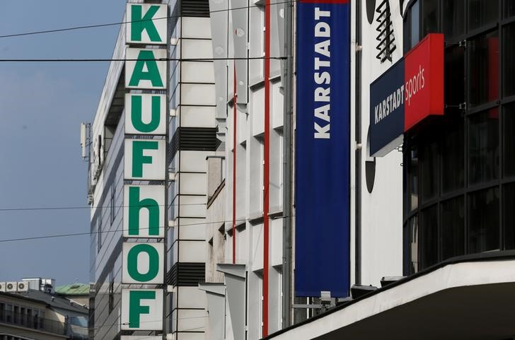 © Reuters. FILE PHOTO: A warehouse of the German department store chain Karstadt is seen beside a Kaufhof warehouse in Duesseldorf
