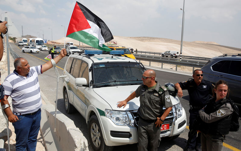 © Reuters. فلسطينيون يقيمون بيوتا من الصفيح قرب تجمع الخان الأحمر المهدد بالهدم