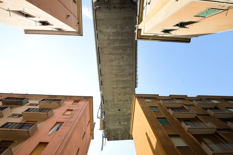 © Reuters. Una visuale dal basso del Ponte Morandi crollato a Genova in agosto