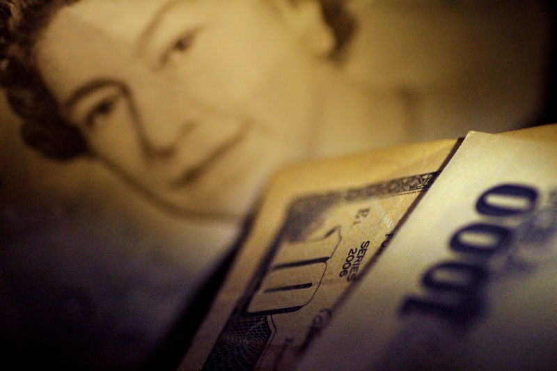 © Reuters. FILE PHOTO: Illustration photo of Japan Yen note in front of U.S. Dollar and British Pound Sterling notes