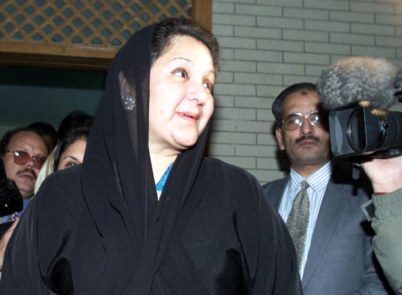 © Reuters. وفاة زوجة رئيس وزراء باكستان المسجون نواز شريف في لندن