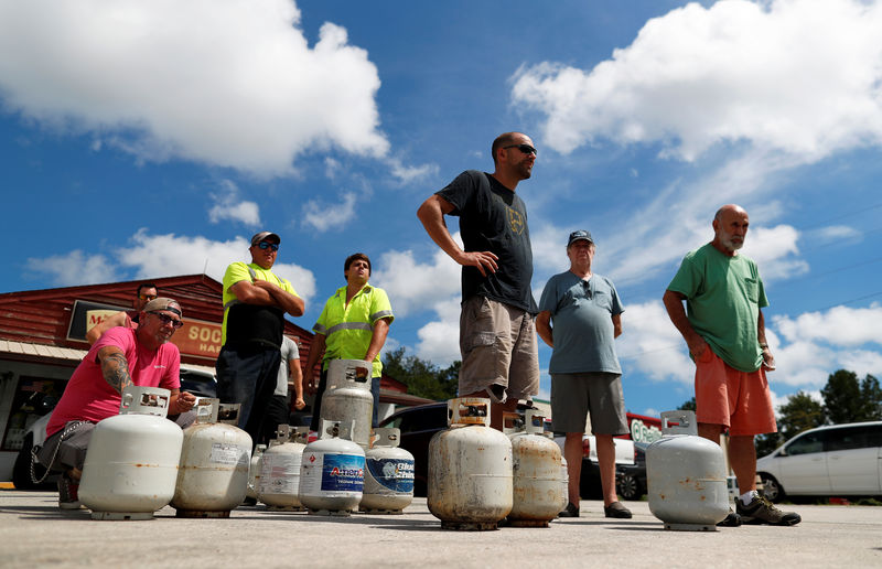 © Reuters. Customers line up to buy propane at Socastee Hardware store, ahead of the arrival of Hurricane Florence in Myrtle Beach