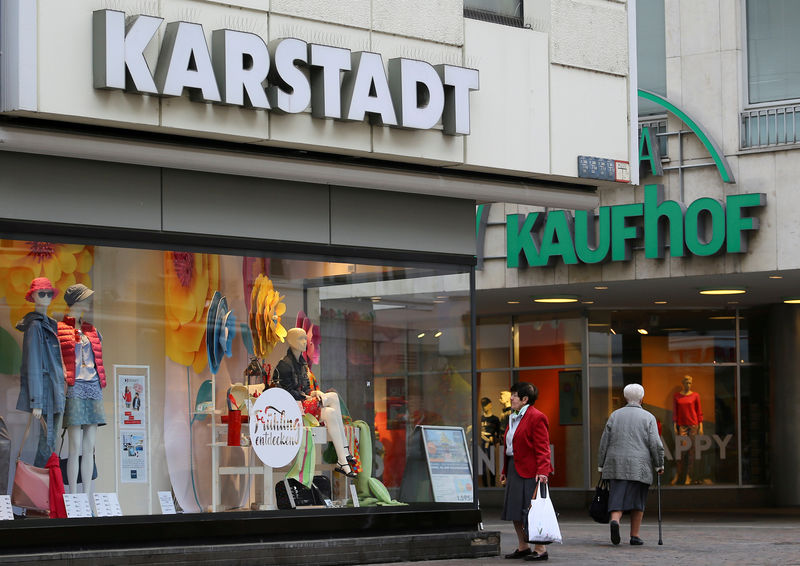 © Reuters. FILE PHOTO: Shop-windows of German department stores "Karstadt" and "Kaufhof" in Trier