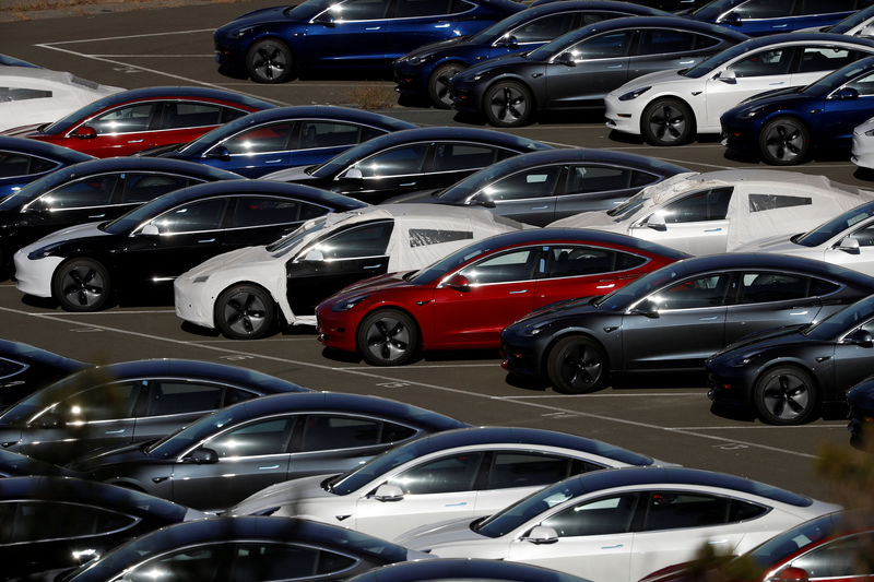 © Reuters. FILE PHOTO: Rows of new Tesla Model 3 electric vehicles in Richmond California