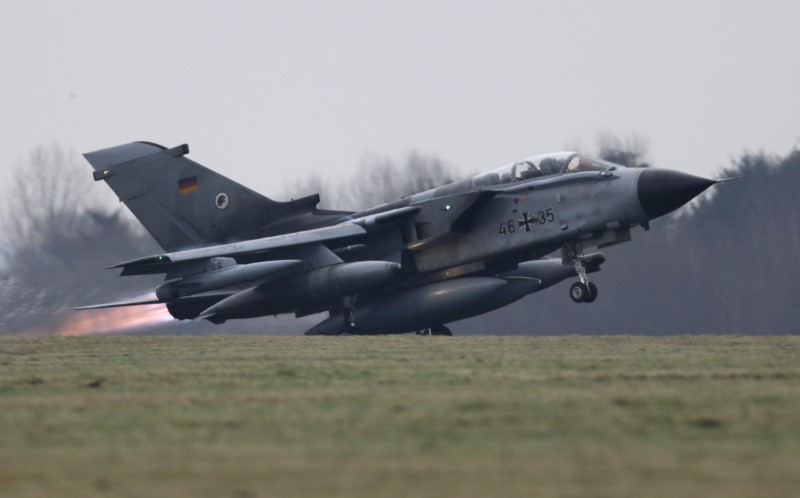 © Reuters. FILE PHOTO - A German air force Tornado jet takes off from the German army Bundeswehr airbase in Jagel