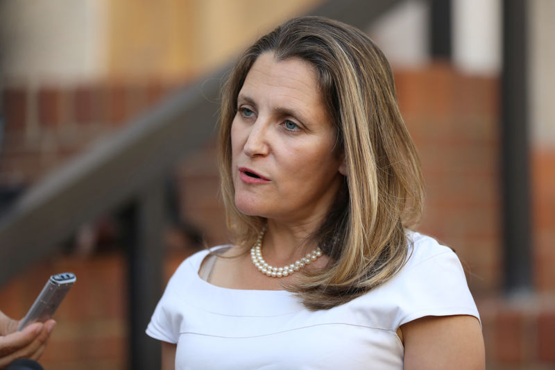 © Reuters. Ministra de Relações Exteriores do Canadá, Chrystia Freeland, fala com jornalistas em Washington, EUA