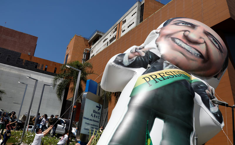 © Reuters. Simpatizantes de Jair Bolsonaro inflam boneco com imagem do candidato do PSL à Presidência em frente ao Hospital Albert Einstein