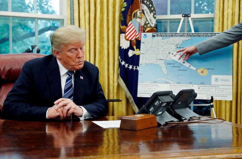 © Reuters. Presidente Trump faz reunião sobre furacão na Casa Branca