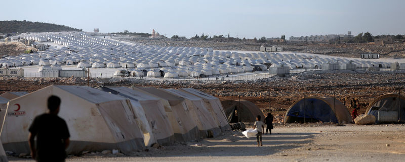© Reuters. سوريون يفرون إلى قرى على الحدود قبل هجوم وشيك على إدلب