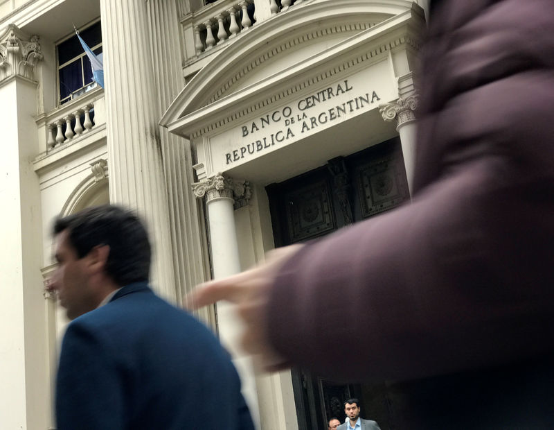 © Reuters. Pessoas passam pela sede do Banco Central da Argentina em Buenos Aires, Argentina