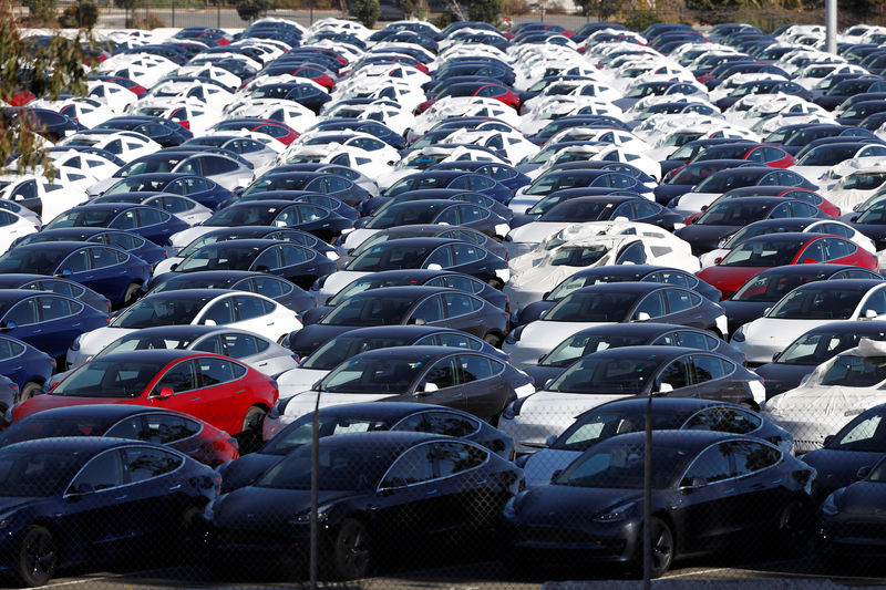 © Reuters. Novos Tesla Model 3 em estacionamento em Richmond, Estados Unidos