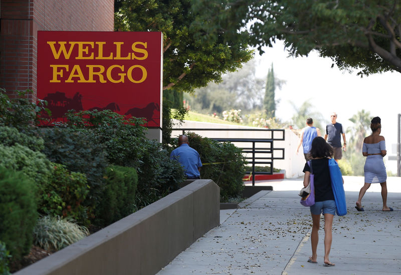 © Reuters. People walk by a Wells Fargo banking location in Pasadena