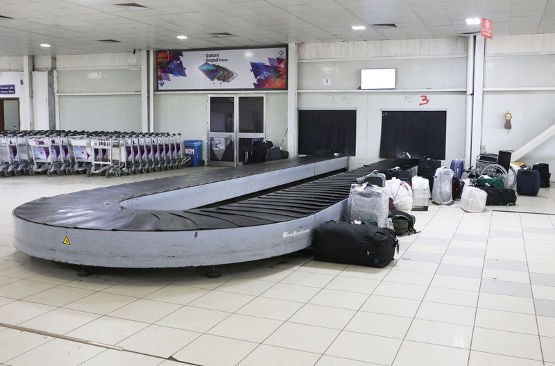 © Reuters. طائرة ليبية قادمة من مصر تحول مسارها إلى مصراتة بدلا من طرابلس في ليبيا